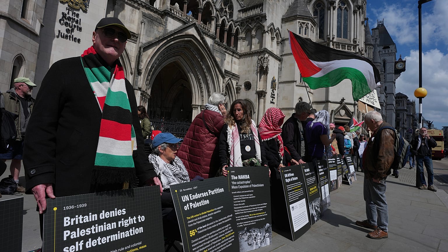 أنصار حركة 'فلسطين أكشن' ينظمون احتجاجاً خارج محكمة العدل العليا في لندن، الثلاثاء 28 أبريل/نيسان 2026.