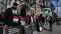 أنصار حركة 'فلسطين أكشن' ينظمون احتجاجاً خارج محكمة العدل العليا في لندن، الثلاثاء 28 أبريل/نيسان 2026.