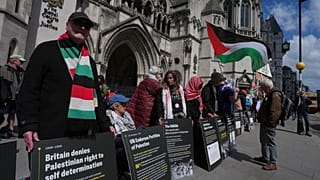 أنصار حركة 'فلسطين أكشن' ينظمون احتجاجاً خارج محكمة العدل العليا في لندن، الثلاثاء 28 أبريل/نيسان 2026.