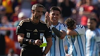 Enzo Fernández aplaude de manera irónica al árbitro de la final España-Argentina