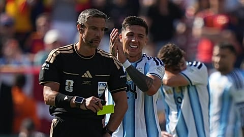 Enzo Fernández applaude ironicamente l'arbitro della finale Spagna-Argentina