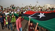 الليبيون ينظمون مظاهرة في ساحة الشهداء ضد العمليات العسكرية التي تقوم بها القوات الموالية للمشير خليفة حفتر في طرابلس، ليبيا، الجمعة 3 مايو 2019.