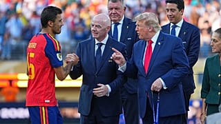 Rodri, del equipo de España, con el dorsal 16, recibe el saludo del presidente de la FIFA, Gianni Infantino, y del presidente Donald J. Trump.