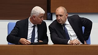 Il ministro della Difesa bulgaro Dimitar Stoyanov, a sinistra, parla con il premier Rumen Radev dopo che il Parlamento ha approvato l'uso di aerei militari USA in Bulgaria.