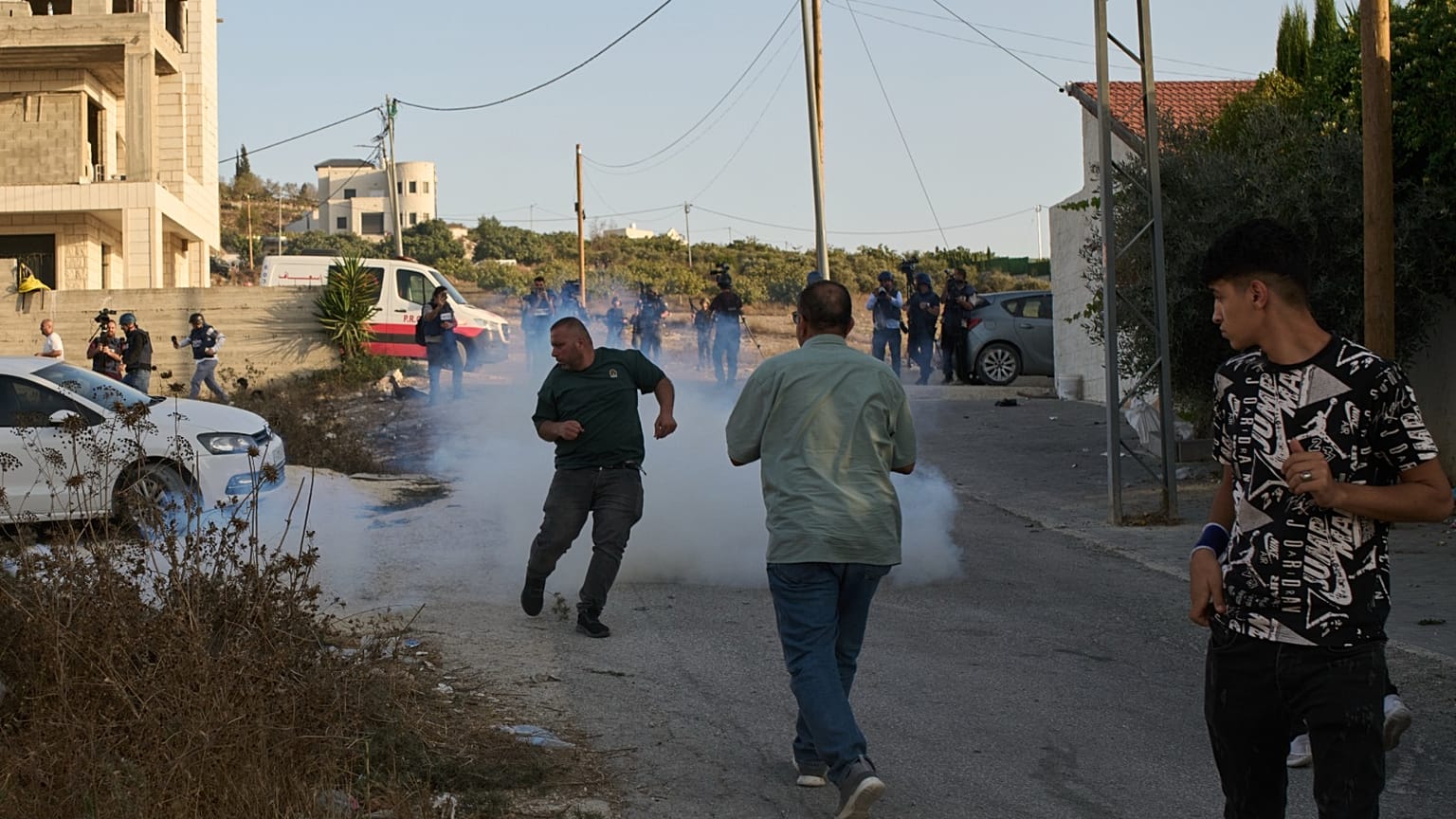 فلسطينيون يهربون من الغاز المسيل للدموع الذي أطلقته القوات الإسرائيلية خلال غارة على قرية سارا بالقرب من مدينة نابلس بالضفة الغربية، السبت 25 يوليو 2026.