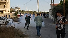 فلسطينيون يهربون من الغاز المسيل للدموع الذي أطلقته القوات الإسرائيلية خلال غارة على قرية سارا بالقرب من مدينة نابلس بالضفة الغربية، السبت 25 يوليو 2026.