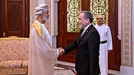 وزير الخارجية الإيراني عباس عراقجي خلال لقائه السلطان هيثم بن طارق في مسقط، 26 أبريل/نيسان 2026