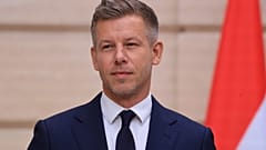 Le Premier ministre hongrois Peter Magyar participe à une conférence de presse conjointe avec Emmanuel Macron après leur rencontre à l'Élysée, à Paris