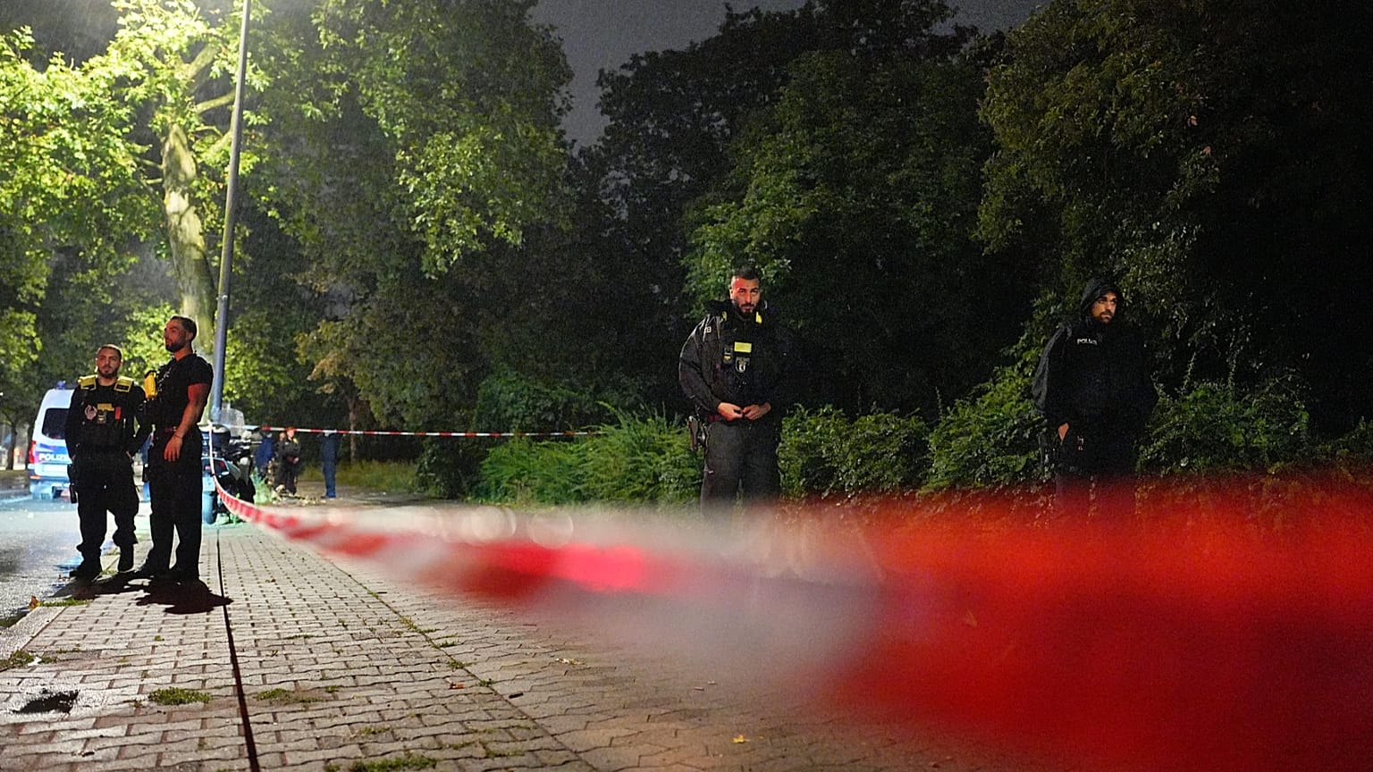 Polizisten vor der Gartenlaube, in der Abdul B. erschossen wurde, Berlin-Spandau, 26. Juli 2026