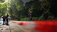 Polizisten vor der Gartenlaube, in der Abdul B. erschossen wurde, Berlin-Spandau, 26. Juli 2026