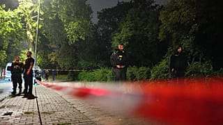 Polizisten vor der Gartenlaube, in der Abdul B. erschossen wurde, Berlin-Spandau, 26. Juli 2026
