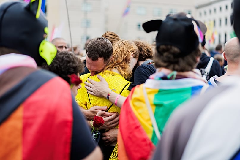 Trauernde Menschen vor dem Brandenburger Tor, 26. Juli 2026