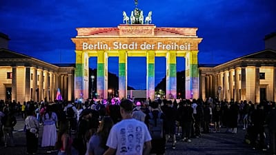 Vor dem Brandenburger Tor versammeln sich Menschen. „Berlin, Stadt der Freiheit“ leuchtet zur Erinnerung an die Opfer, nachdem ein Auto bei der Pride in die Menge raste.