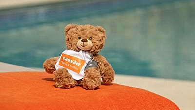 easyJet’in sunduğu ücretsiz Tile takip cihazı sayesinde ebeveynler peluş oyuncakların nerede olduğunu takip edebilecek.