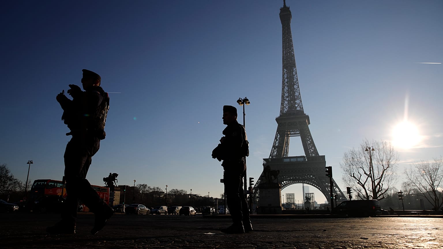 ARQUIVO - Agentes da polícia de intervenção patrulham nas proximidades da Torre Eiffel na segunda-feira, 30 de dezembro de 2019, em Paris,