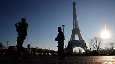 ARQUIVO - Agentes da polícia de intervenção patrulham nas proximidades da Torre Eiffel na segunda-feira, 30 de dezembro de 2019, em Paris,