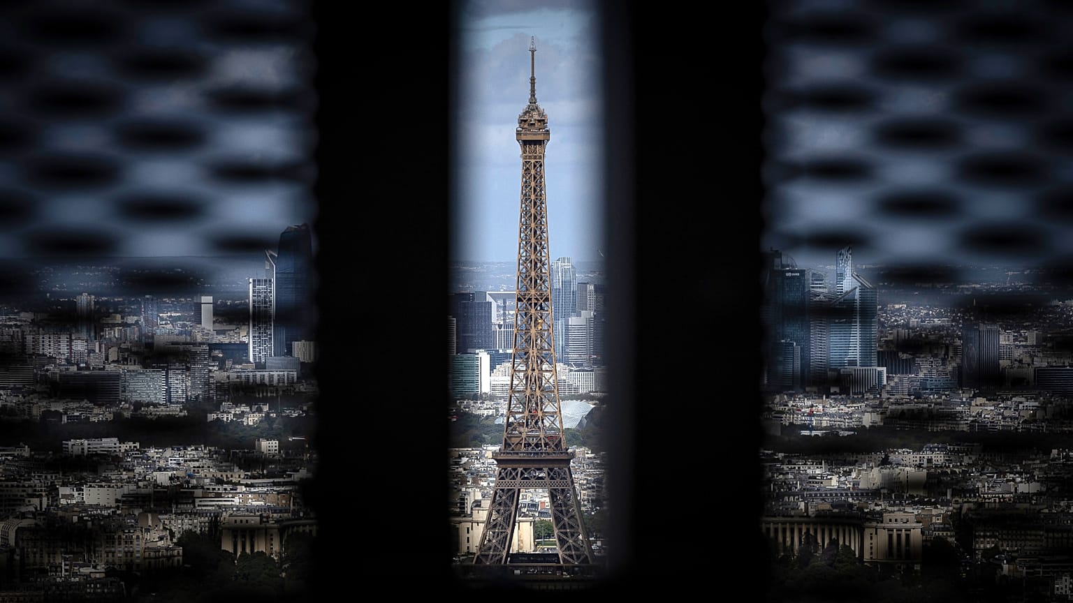 Un attacco di uomo con coltello ha ferito diverse persone a Parigi lunedì