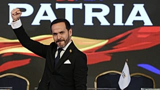 El presidente electo de Colombia, Abelardo de la Espriella, levanta el puño tras recibir sus credenciales del Consejo Nacional Electoral en Bogotá, el 25 de junio de 2026.