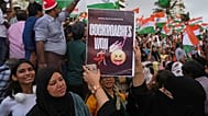 Hindistan’ın Eğitim Bakanı Dharmendra Pradhan’ın ülke genelindeki protestoların ardından istifa etmesinden sonra Mumbai’de bir eylemci pankart taşıyor