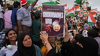 Hindistan’ın Eğitim Bakanı Dharmendra Pradhan’ın ülke genelindeki protestoların ardından istifa etmesinden sonra Mumbai’de bir eylemci pankart taşıyor