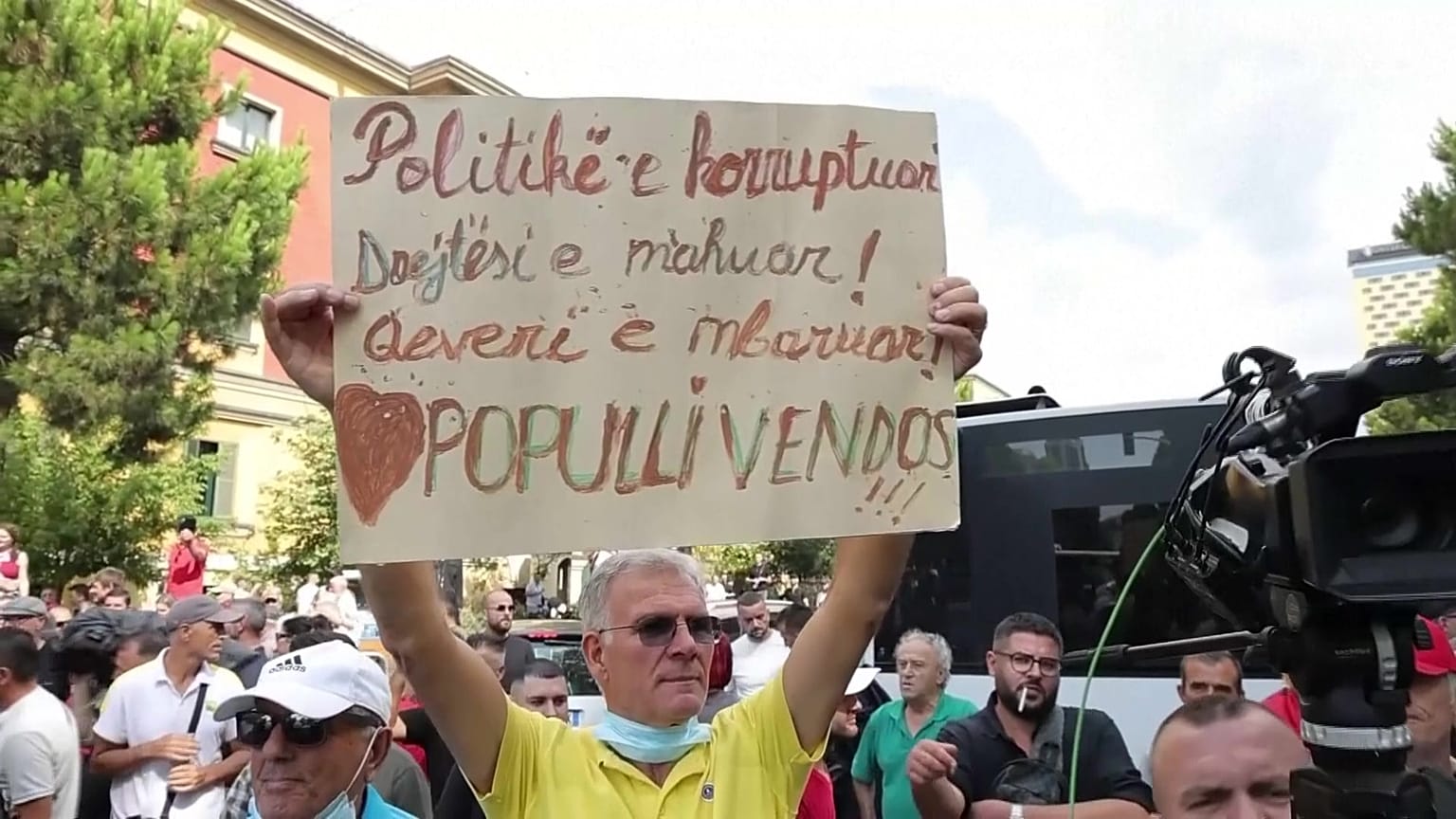 Διαδηλωτές στα Τίρανα καταγγέλουν ως διεφθαρμένη την κυβέρνηση Ράμα