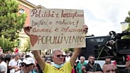Διαδηλωτές στα Τίρανα καταγγέλουν ως διεφθαρμένη την κυβέρνηση Ράμα