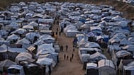 فلسطينيون يسيرون بين الخيام في مخيم مؤقت للنازحين في خان يونس، جنوب قطاع غزة، الخميس 9 أبريل/نيسان 2026. (صورة من وكالة أسوشييتد برس/عبد الكريم حنا)