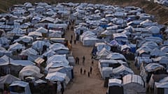 فلسطينيون يسيرون بين الخيام في مخيم مؤقت للنازحين في خان يونس، جنوب قطاع غزة، الخميس 9 أبريل/نيسان 2026. (صورة من وكالة أسوشييتد برس/عبد الكريم حنا)