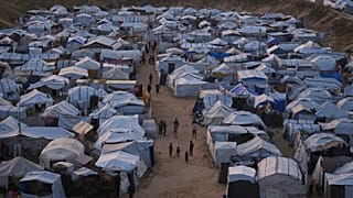 فلسطينيون يسيرون بين الخيام في مخيم مؤقت للنازحين في خان يونس، جنوب قطاع غزة، الخميس 9 أبريل/نيسان 2026. (صورة من وكالة أسوشييتد برس/عبد الكريم حنا)