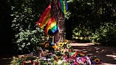 Flores y banderas arcoíris colocadas en un árbol del parque Tiergarten tras el atropello durante la Marcha del Orgullo, en Berlín, Alemania, lunes 27 de julio de 2026.