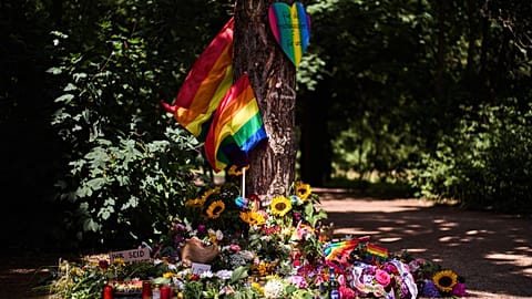 Λουλούδια και σημαίες ουράνιου τόξου σε δέντρο στο πάρκο Τίεργκαρτεν, μετά την επίθεση με αυτοκίνητο στην πορεία Pride στο Βερολίνο, Δευτέρα 27 Ιουλίου 2026, Γερμανία.