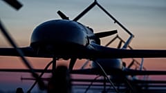 Un militare ucraino si prepara a lanciare droni a lungo raggio in Ucraina, il 28 febbraio 2025.