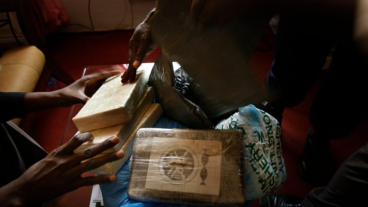 Photo d'archives du 11 mars 2009 : des sacs de cocaïne saisis sont présentés dans les locaux de l'agence guinéenne de lutte contre la drogue à Conakry, en Guinée.
