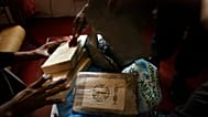 Photo d'archives du 11 mars 2009 : des sacs de cocaïne saisis sont présentés dans les locaux de l'agence guinéenne de lutte contre la drogue à Conakry, en Guinée.