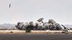 اصابت یک موشک به محوطه فرودگاه بین‌المللی صنعا در جریان حملات هوایی عربستان سعودی به پایتخت یمن، دوشنبه ۱۳ ژوئیه ۲۰۲۶