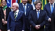 ARCHIVES (03.07.2025). Le président brésilien Lula da Silva, à gauche, et le président argentin Javier Milei posent pour une photo de groupe au Mercosur