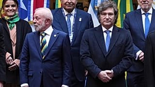 ARCHIVES (03.07.2025). Le président brésilien Lula da Silva, à gauche, et le président argentin Javier Milei posent pour une photo de groupe au Mercosur