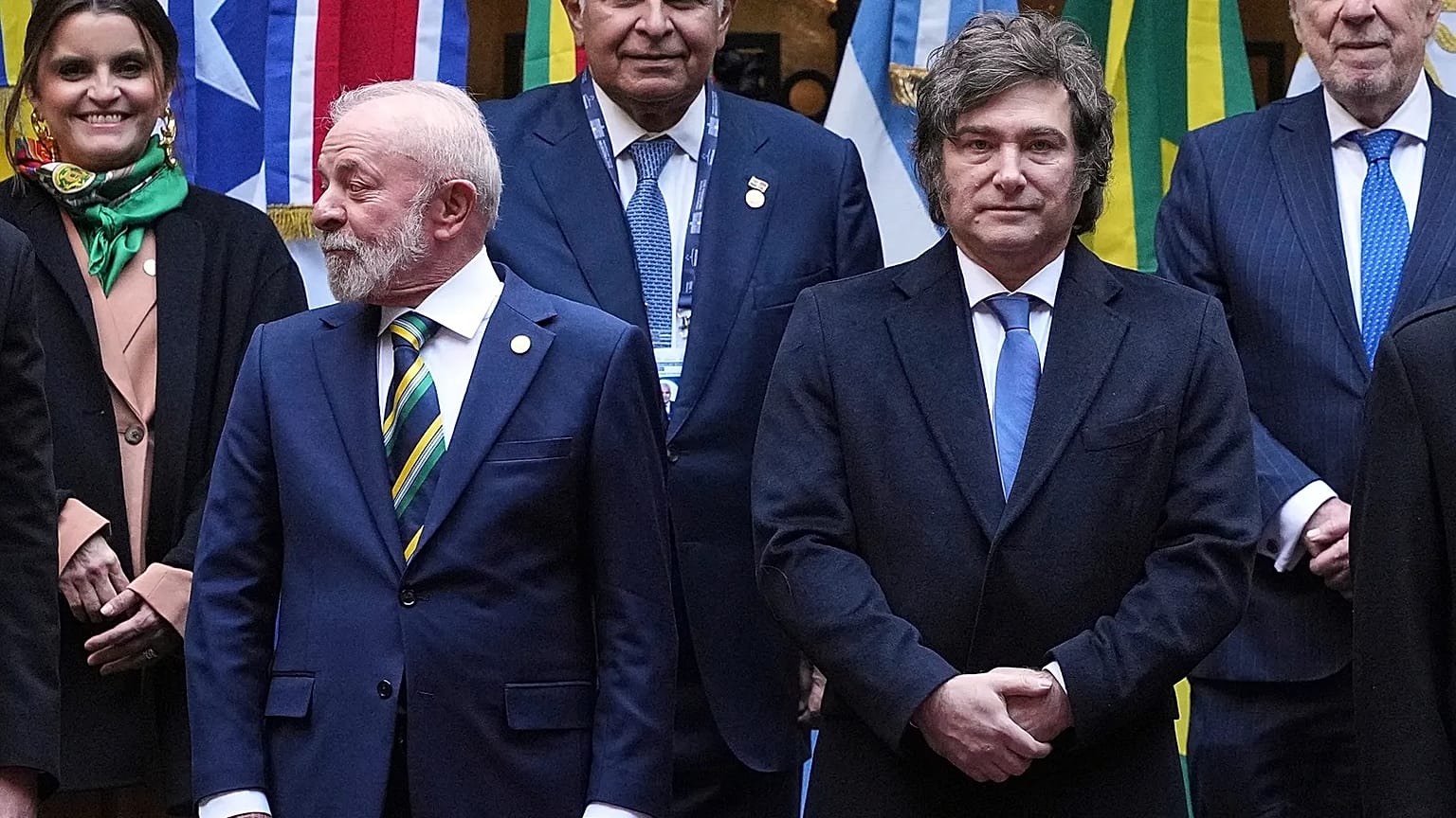 Archivo (03.07.2025). El presidente de Brasil, Lula da Silva, a la izquierda, y el presidente de Argentina, Javier Milei, posan para una foto de grupo en el Mercosur