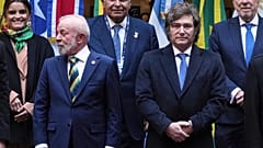 Archivo (03.07.2025). El presidente de Brasil, Lula da Silva, a la izquierda, y el presidente de Argentina, Javier Milei, posan para una foto de grupo en el Mercosur