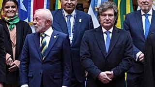 Archivo (03.07.2025). El presidente de Brasil, Lula da Silva, a la izquierda, y el presidente de Argentina, Javier Milei, posan para una foto de grupo en el Mercosur
