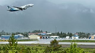 Un avión de Alaska Airlines despega del aeropuerto James A. Johnson en Petersburg, Alaska.