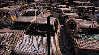 Vehículos calcinados permanecen en un aparcamiento en Chapinería, provincia de Madrid, el 27 de julio de 2026.