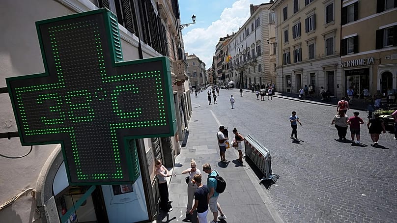 Das Thermometer einer Drogerie zeigt eine Temperatur von 38 Grad Celsius (100 Grad Fahrenheit), während in Rom am Mittwoch, dem 24. Juni 2026, Rekordwerte erreicht werden.