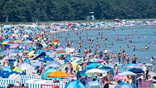 Zsúfolt strand a Rügen szigetén található tengerparti üdülőhelyen, Németországban, 2026. június 27-én 