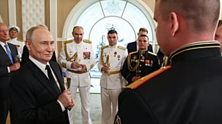 Putyin a hadiflotta napján katonai vezetőkkel körülvéve 