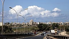في هذه الصورة الملتقطة يوم الاثنين 17 سبتمبر/أيلول 2012، يظهر مشهد عام لمدينة بنغازي الليبية. أمام سوق بنغازي للأوراق المالية، يتجنب المارة برك مياه الصرف الصحي في الشارع. (صو