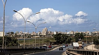 في هذه الصورة الملتقطة يوم الاثنين 17 سبتمبر/أيلول 2012، يظهر مشهد عام لمدينة بنغازي الليبية. أمام سوق بنغازي للأوراق المالية، يتجنب المارة برك مياه الصرف الصحي في الشارع. (صو