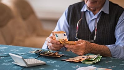 Chronischer finanzieller Stress lässt das Gehirn schneller altern.
