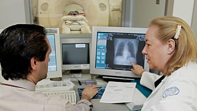Ärzte betrachten in einem New Yorker Krankenhaus den Lungenscan eines Patienten, um mögliche Auffälligkeiten zu erkennen.