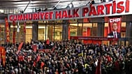 CHP destekçileri, Ankara’daki parti genel merkezi önünde, mutlak butlan kararına karşı CHP Genel Başkanı Özgür Özel’e destek için toplandı, 22 Mayıs 2026. -